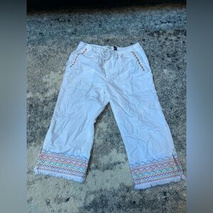 Gap girls size 6 white capris with decorative stitching